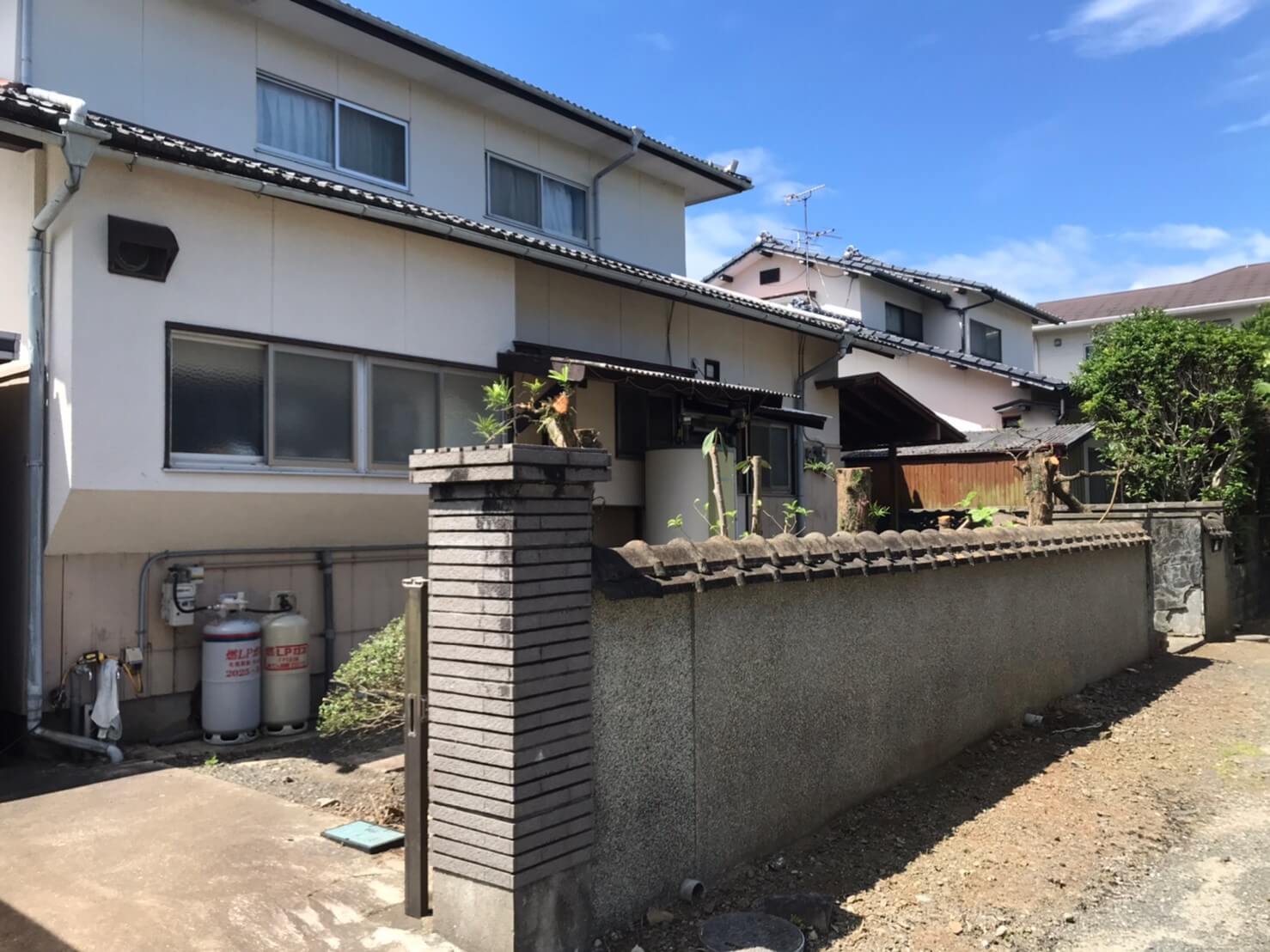 こちらも庭木は全て手の届く高さに下げてすっきり。近隣の方からもお喜びの声を頂きました。